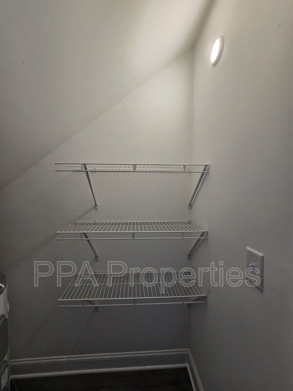 Building Photo - 404 Giles St