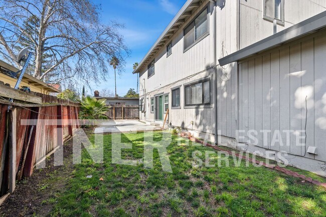 Building Photo - STUNNING UPDATED HOME 5 BEDROOM HOME ON CO...