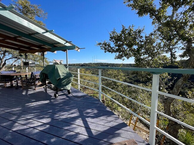 Building Photo - NEW ON MARKET // ALL BILLS PAID !