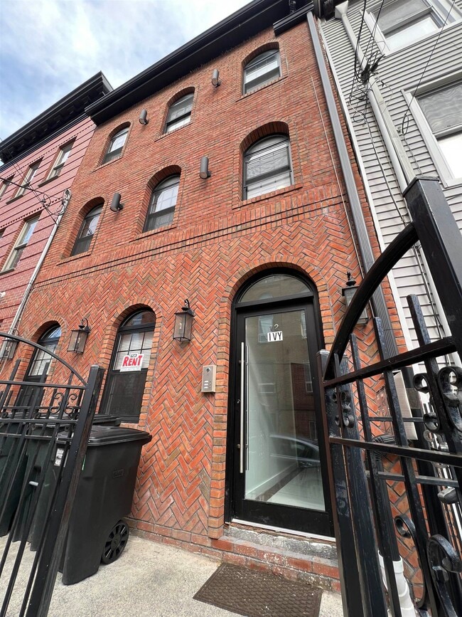 Primary Photo - 12 Ivy Pl