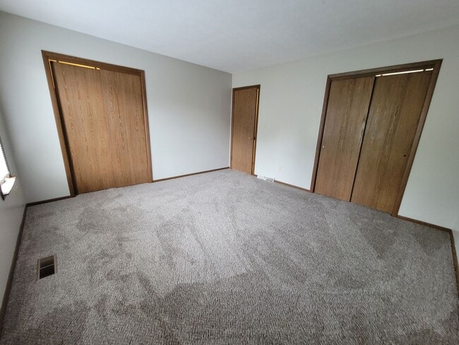 Building Photo - Near Med Center 2 Bedroom, 1.5 Bathroom Townhouse Available 8/5/26