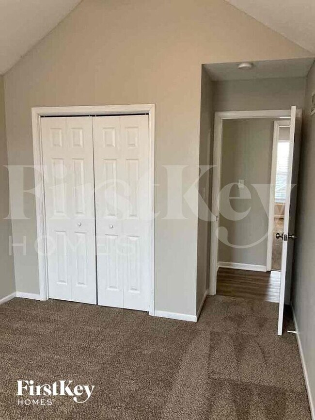 Building Photo - 904 E Madelyn Dr