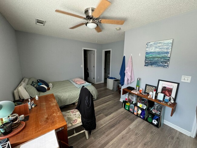 Building Photo - Awesome Standalone Townhouse at Bridgewater!
