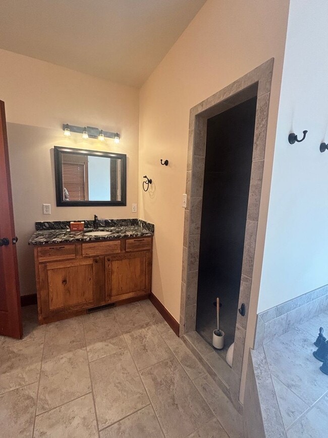Building Photo - Beautiful 4B/3B home on acreage with mountain views