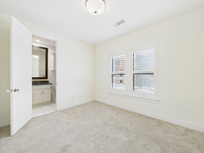 Building Photo - 11025 Sherwood Grv