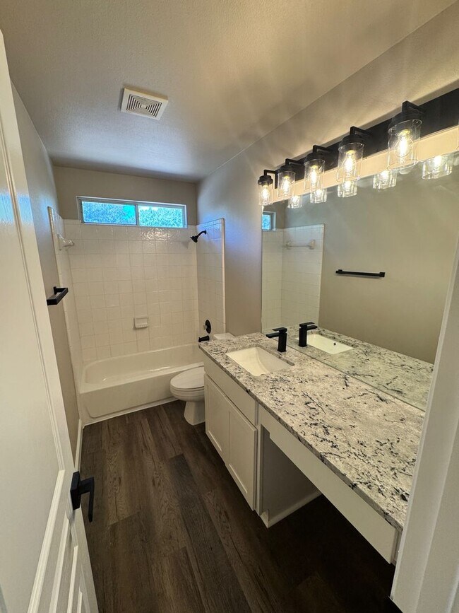 Building Photo - Move-In Ready Family Home in North San Ant...