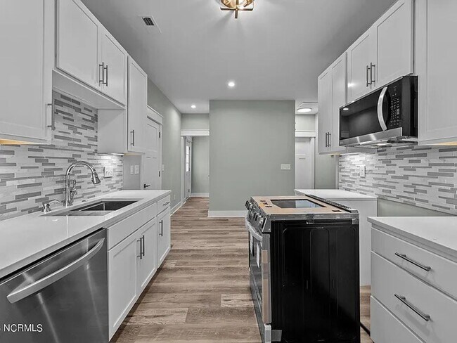 Building Photo - Beautiful New 4 Bedroom, 3 full bath plus ...