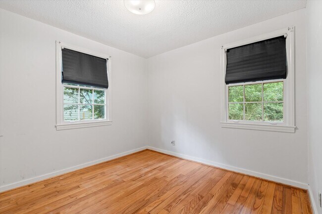 Building Photo - Remodeled Beauty in County Club Village