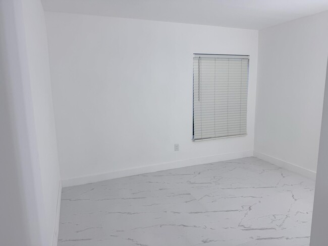 Building Photo - 300 E Club Cir