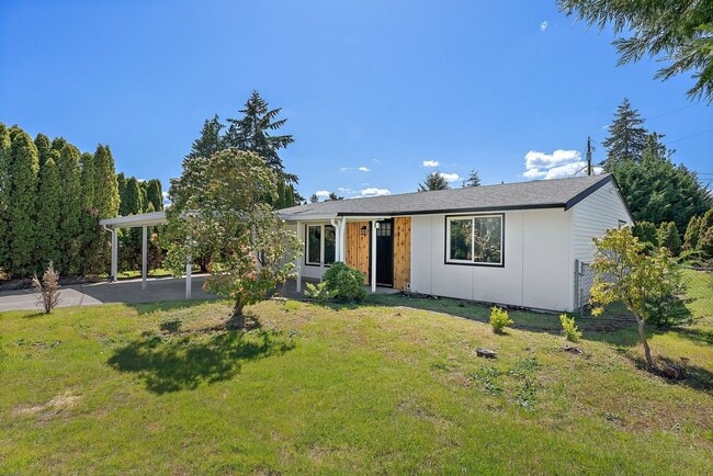 Building Photo - Renovated 3-Bed Rambler in Lakewood | Priv...