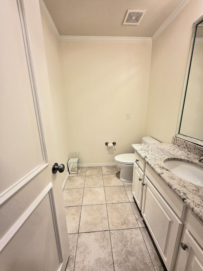 Building Photo - Large Duplex Unit just down the Street fro...