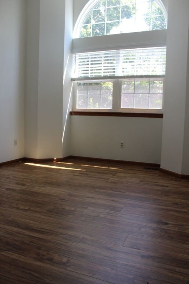 Building Photo - Gorgeous 2 Story End Unit in Lakewood!
