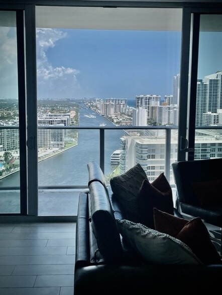 Building Photo - 4010 S Ocean Dr