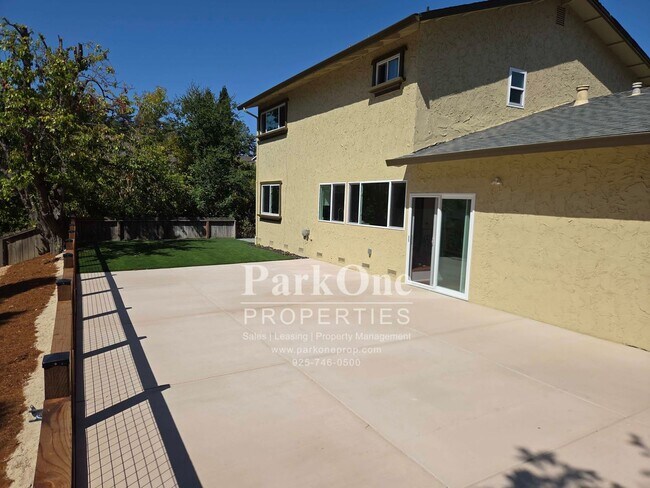 Building Photo - 1501 Fieldcrest Dr
