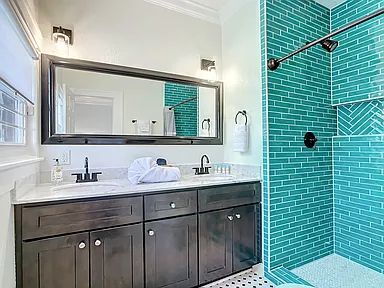 Building Photo - Fully Furnished St. Pete Pool Home Near Crescent Lake