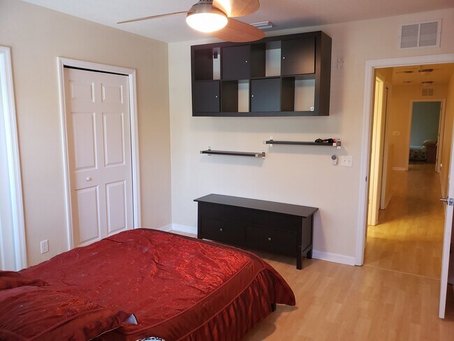 Building Photo - Lakeside Village Townhouse 2 Bedroom  2.5 Bath Available for Short-Term Rental