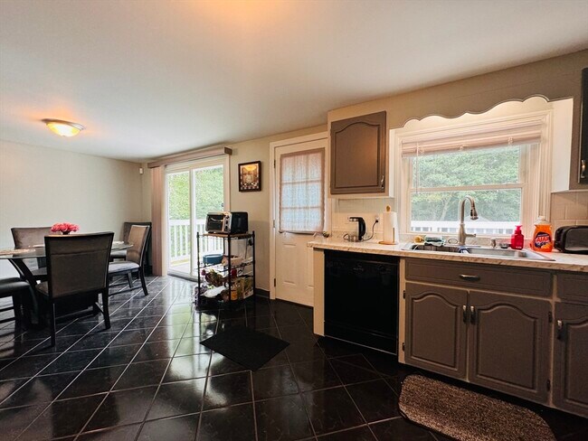 Building Photo - 18 Weaver St