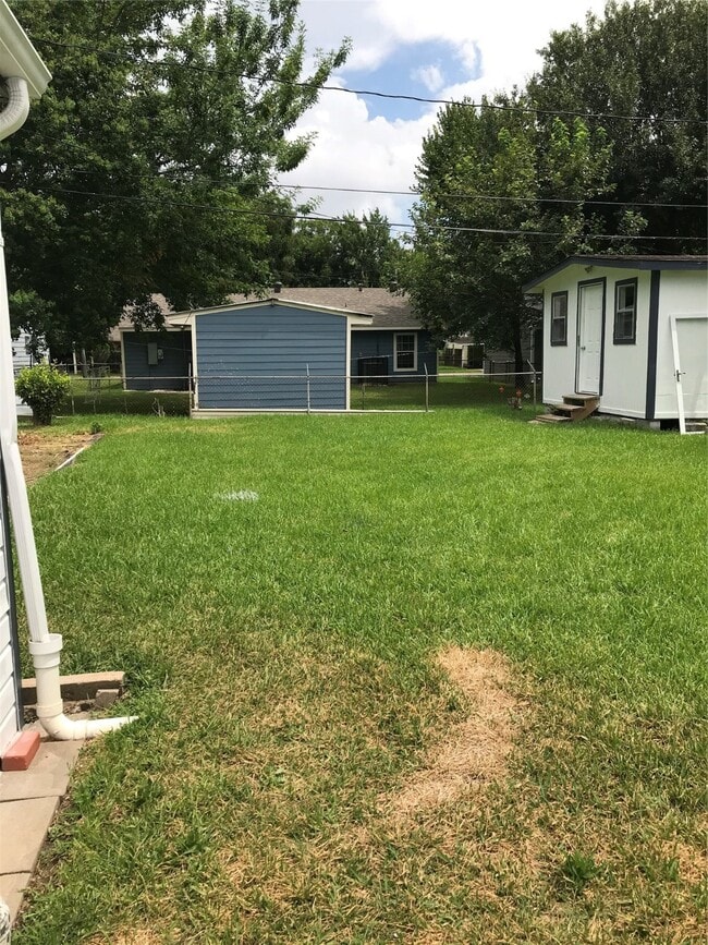 Building Photo - 225 Lena Dr