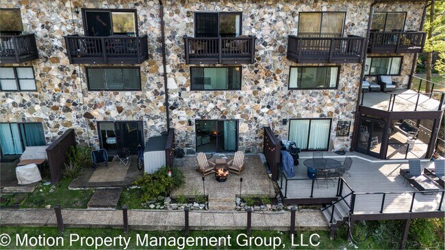 Building Photo - 637 Battery Pl