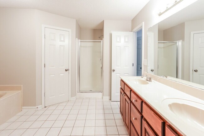 Building Photo - 2571 Hunters Pointe Dr