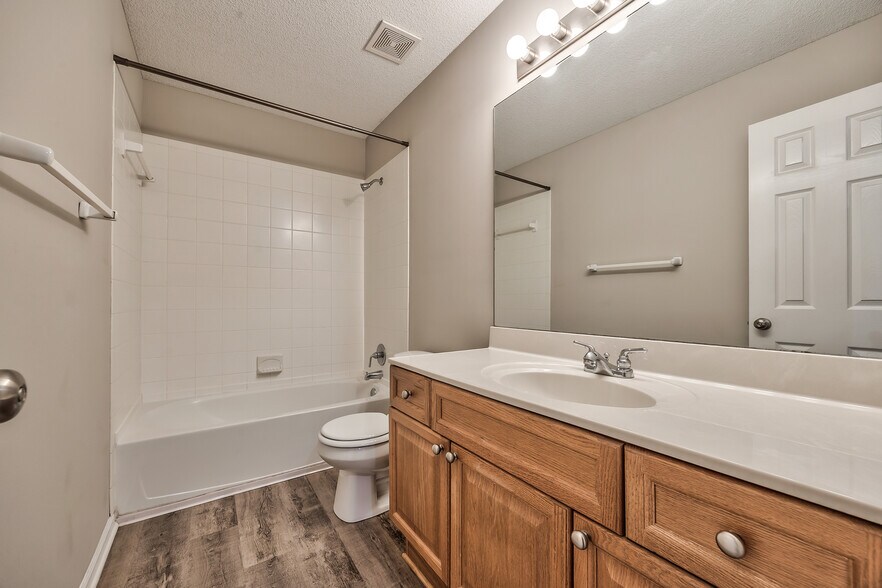 Full Hall bath upstiars - 22810 West 71st Terrace