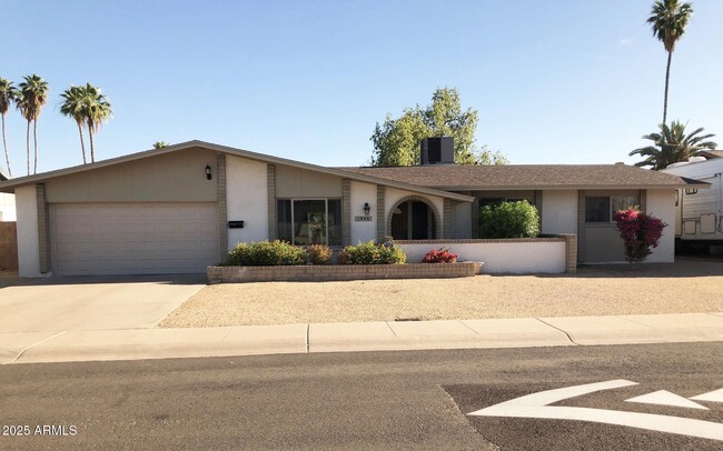 Primary Photo - 1946 E Ellis Dr