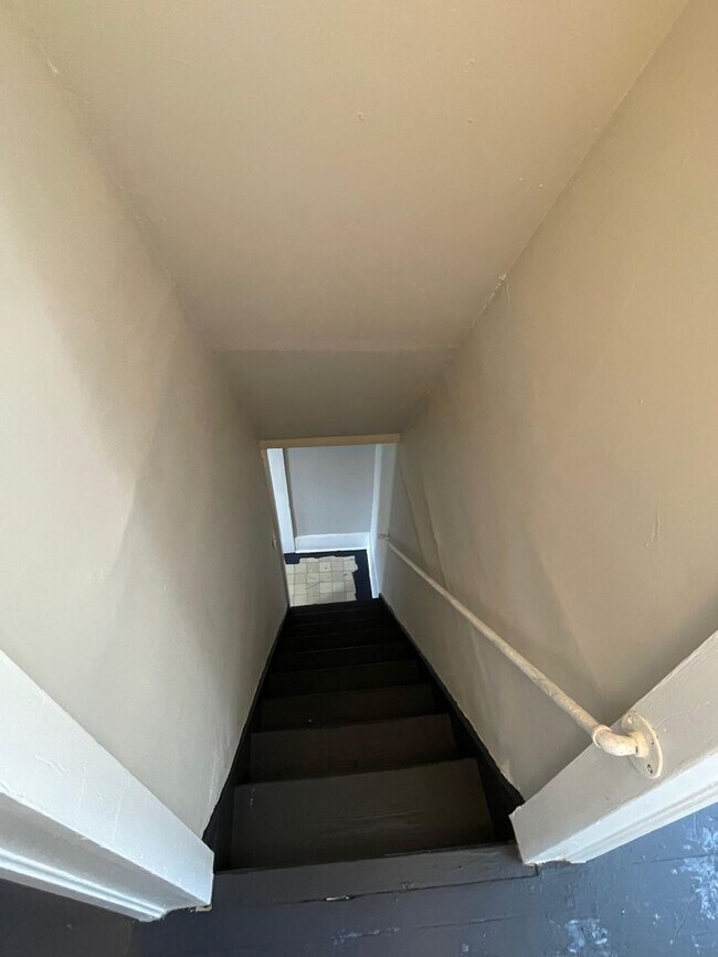 Building Photo - Newly Renovated 3BR Home – Move-In Ready