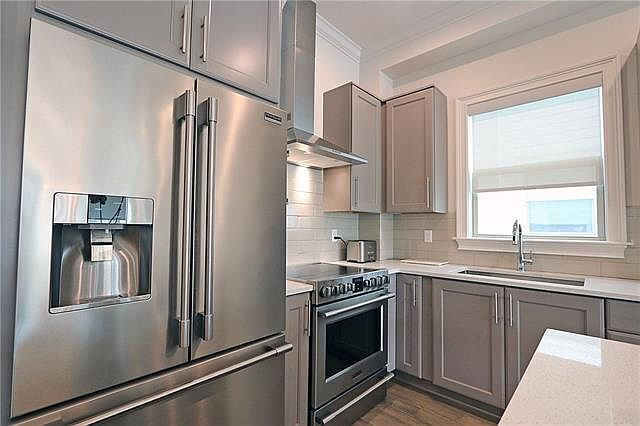 Building Photo - 2-Bed, 3-Bath on Pontchartrain Blvd – Your New Orleans Oasis Awaits!"