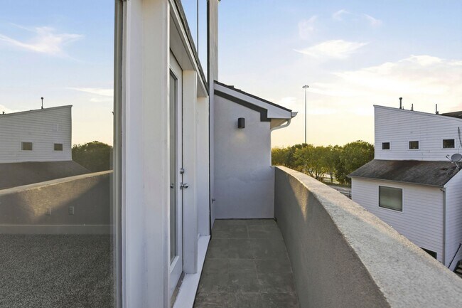 Building Photo - 2028 Tuam St