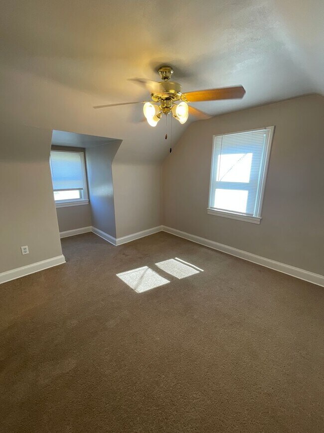 Building Photo - Cape Cod House