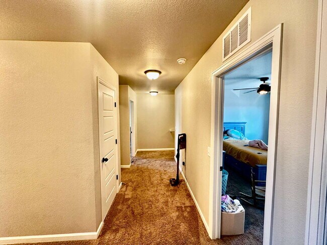 Building Photo - "Experience Spacious Living: 5-Bed, 3-Bath...