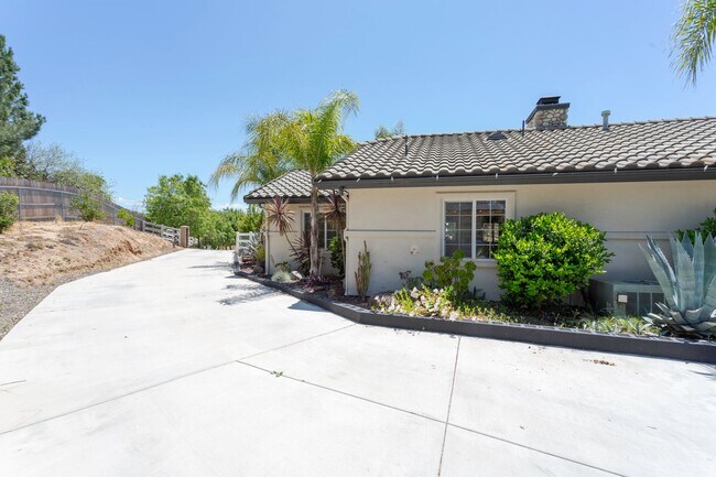 Building Photo - RANCH STYLE POOL HOME ON 2+ ACRES IN THE H...