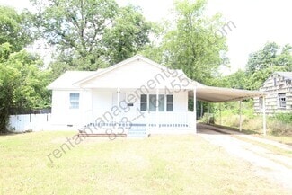 Building Photo - New On The Market with Fresh Updates!!