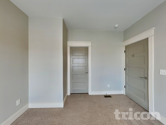 Building Photo - 1216 Hillwood Private Cove