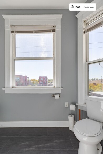 Building Photo - 1214 N Damen Ave