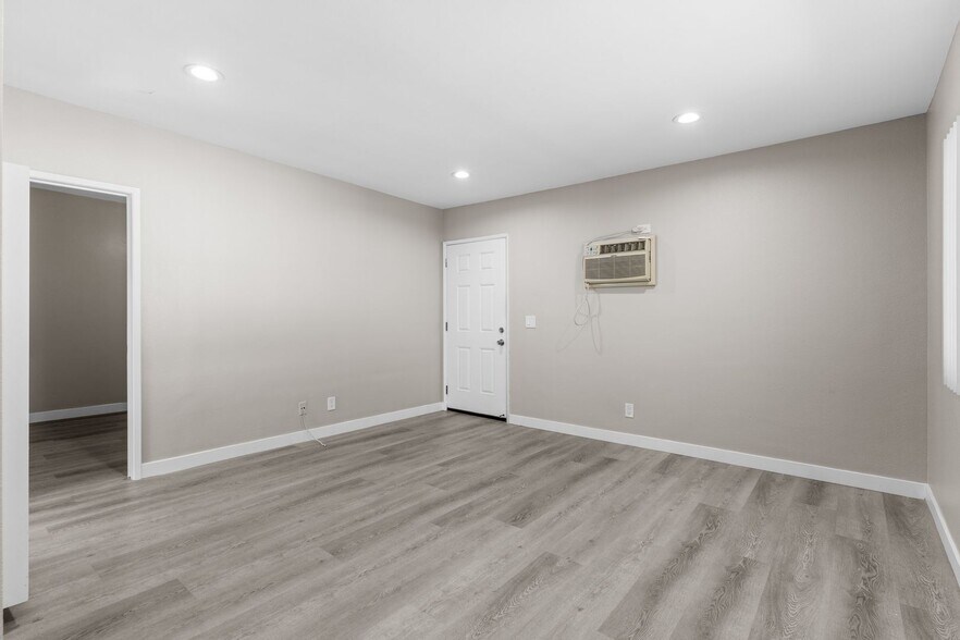 Building Photo - 113 S Lillie Ave