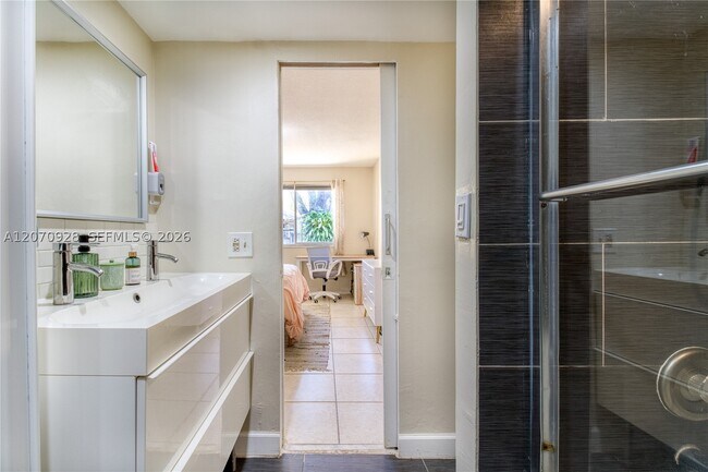 Building Photo - 3095 N Oakland Forest Dr