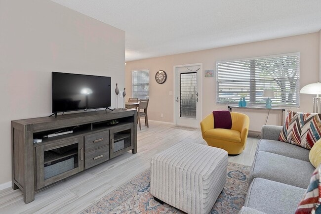 Building Photo - 1032 Lincoln B