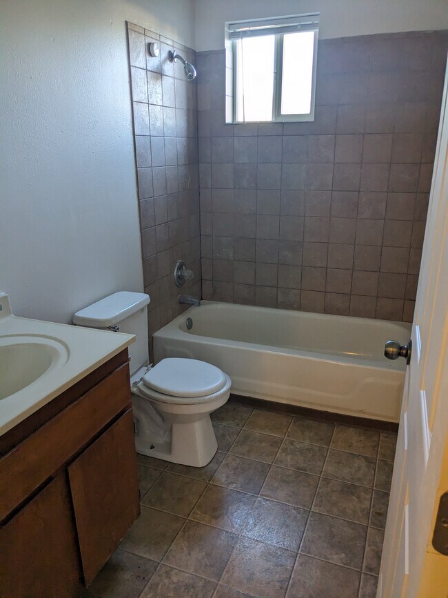 Building Photo - 2205 Oak Ave