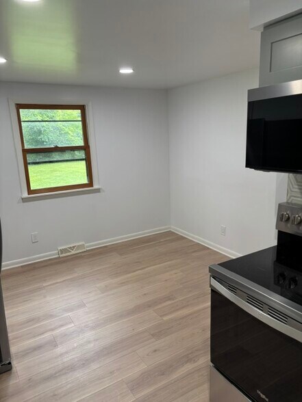Eating/dining space - 16 Brittany Dr