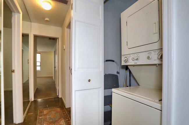 Building Photo - 941 JFK Blvd E