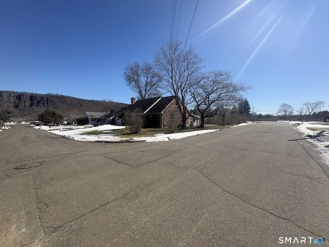 Building Photo - 16 Raymond Rd