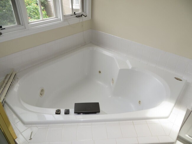 Building Photo - Beautiful 3-level colonial-style town home...