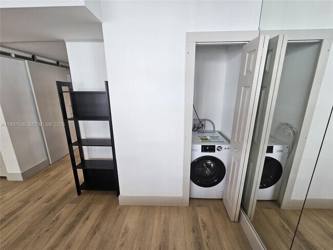 Building Photo - 1408 Brickell Bay Dr