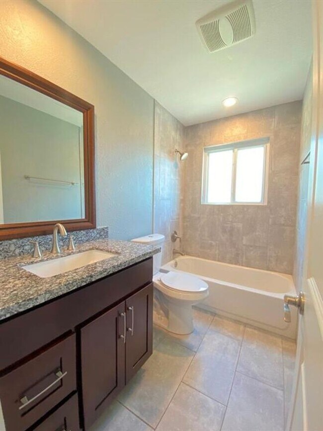 Building Photo - 3411 Lynridge Dr