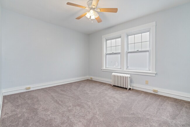 Building Photo - 5905 Hobart St