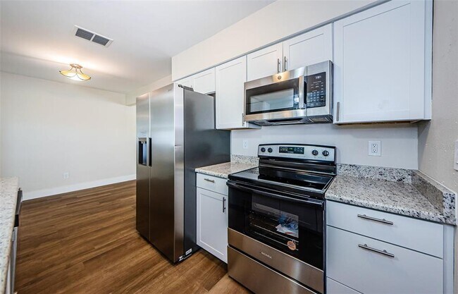 Building Photo - 1310 Robin Hood Ln