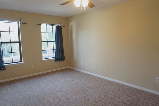Building Photo - Townhome 2/2.5 with garage and access to Julington Creek amenities