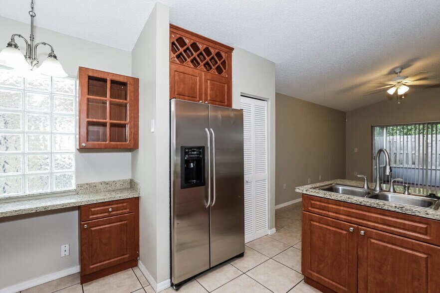 Building Photo - 428 Lakeside Cir