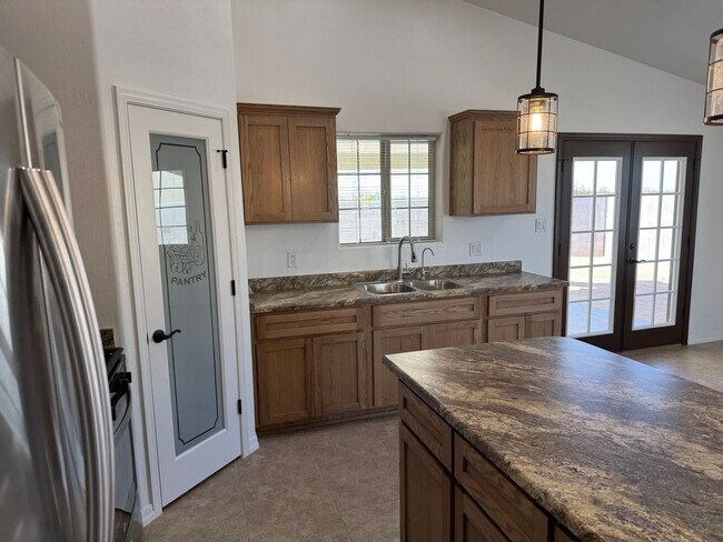 Building Photo - Newer 3 bedroom home with 2 car garage on ...